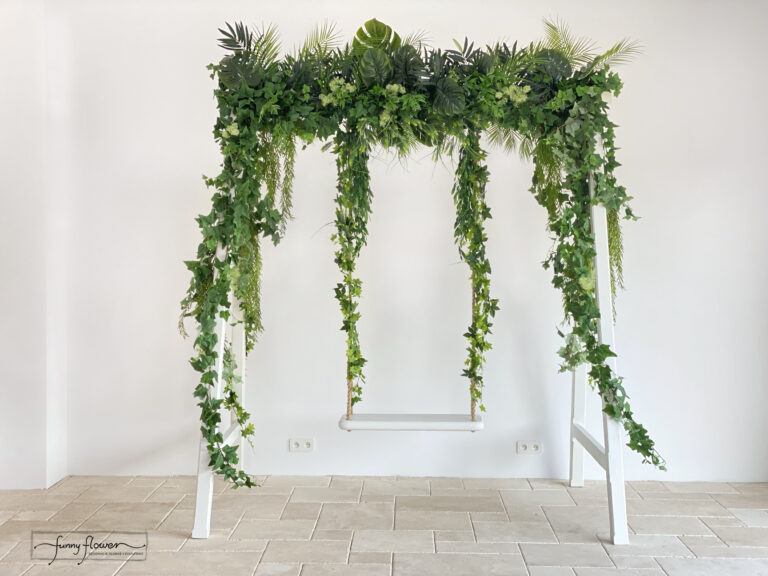 Zielona huśtawka dekoracyjna z bujną roślinnością na wynajem – widok z przodu | Funny Flower